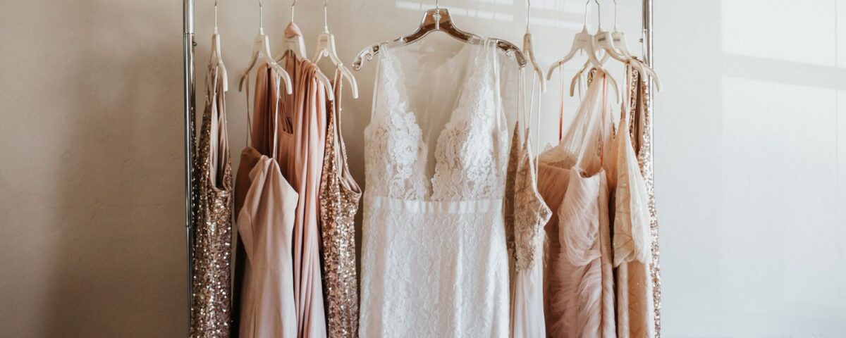 ドレスの保管は種類や素材、長さなどに応じて、ハンガーにかける、衣装ケースに入れる、カバーをかけるなどを選びましょう。